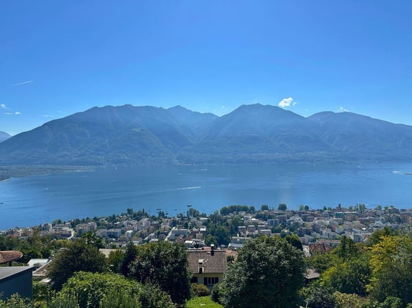 Moderno ed elegante appartamento di 4.5 locali con terrazza panoramica e spettacolare vista lago 1