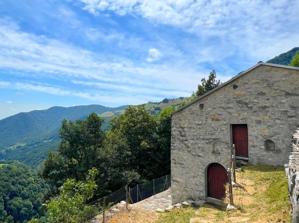 Grazioso rustico ristrutturato con vista aperta sulla valle 1