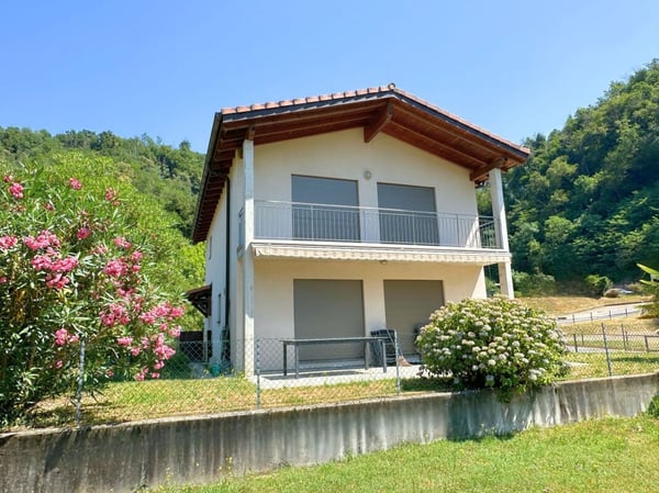 Interessante casa unifamiliare nel verde, con grande locale hobby/garage e parziale vista lago 4