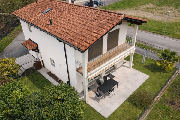 Interessante casa unifamiliare nel verde, con grande locale hobby/garage e parziale vista lago 2