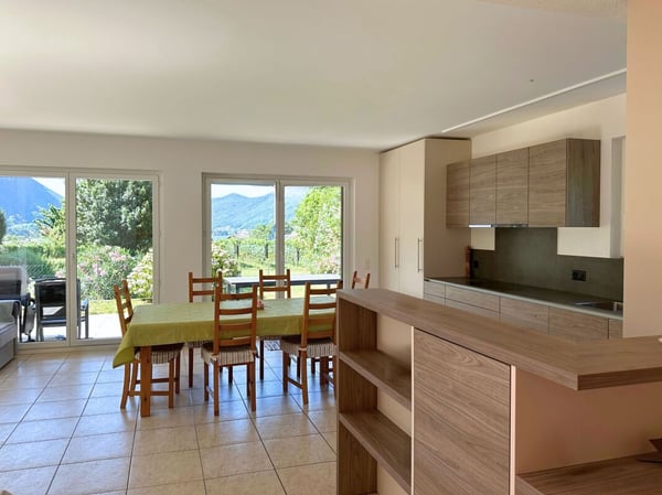 Interessante casa unifamiliare nel verde, con grande locale hobby/garage e parziale vista lago 8