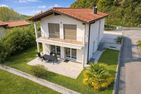 Interessante casa unifamiliare nel verde, con grande locale hobby/garage e parziale vista lago 1