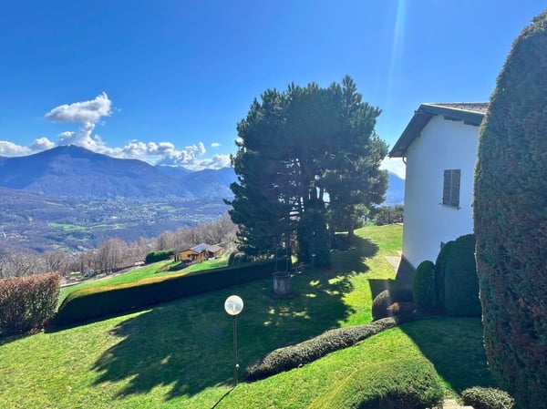 Ampia villa nel verde con piscina, vista panoramica e oltre 7’000 mq di terreno 13