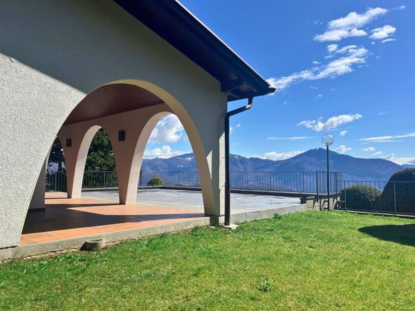 Ampia villa nel verde con piscina, vista panoramica e oltre 7’000 mq di terreno 9