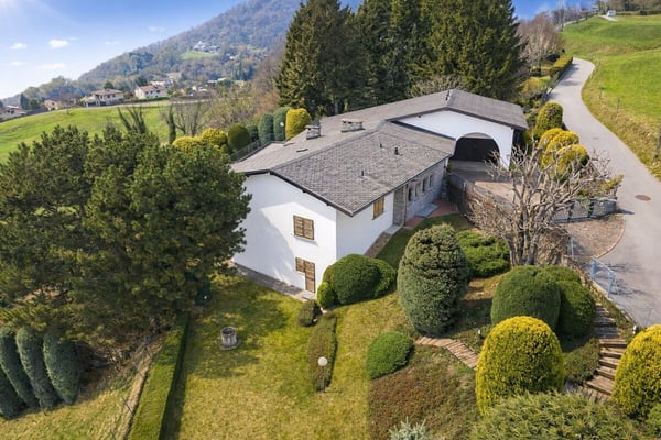 Ampia villa nel verde con piscina, vista panoramica e oltre 7’000 mq di terreno 3
