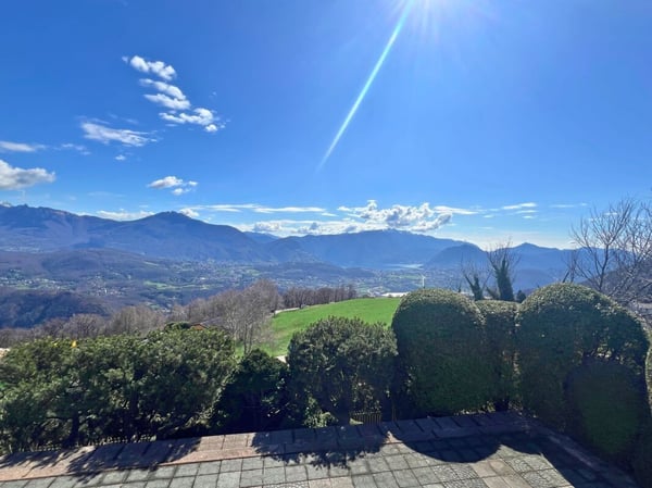 Ampia villa nel verde con piscina, vista panoramica e oltre 7’000 mq di terreno 8