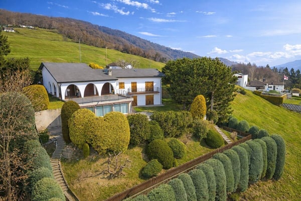 Ampia villa nel verde con piscina, vista panoramica e oltre 7’000 mq di terreno 1