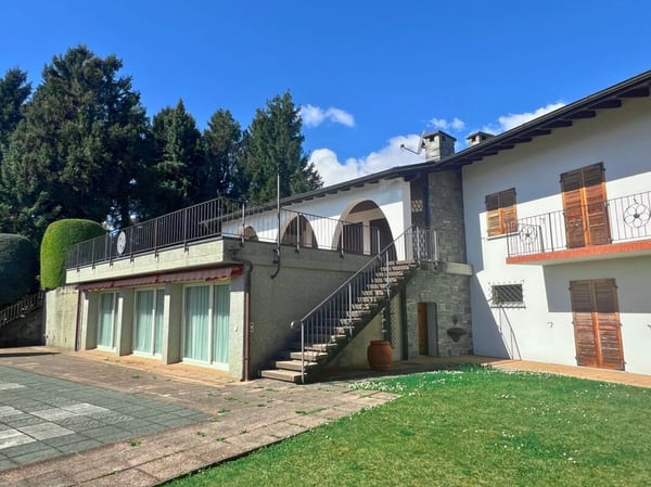 Ampia villa nel verde con piscina, vista panoramica e oltre 7’000 mq di terreno 6