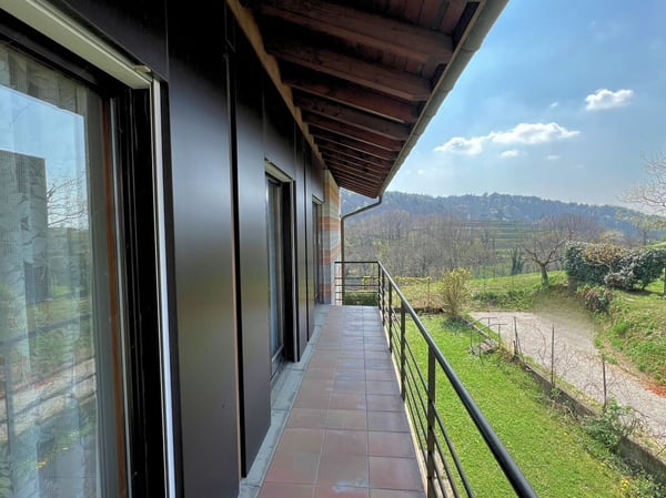 Grande villa uni-bifamiliare su tre livelli con giardino 17