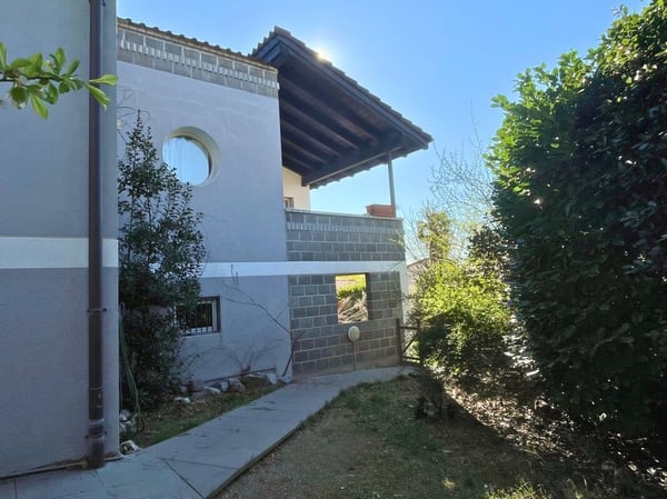 Interessante casa unifamiliare con appartamento indipendente e giardino 8