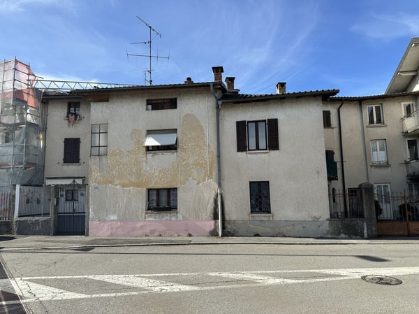 Interessante complesso abitativo da ristrutturare con corte privata e piccolo giardino 3