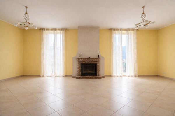 Ampia casa plurifamiliare con autorimessa a Balerna 2