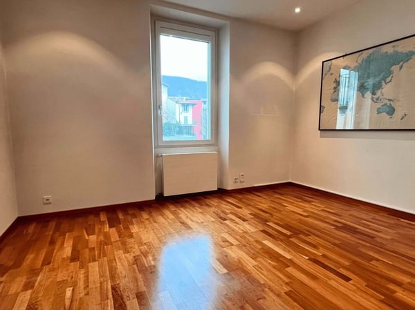 Vendesi elegante appartamento in centro Chiasso adibito a uffici 9