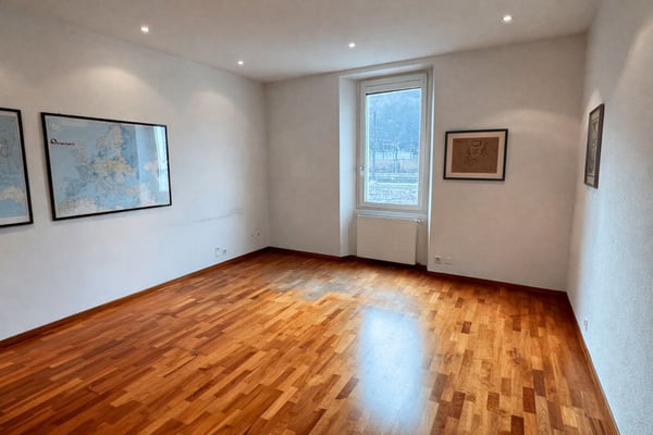 Vendesi elegante appartamento in centro Chiasso adibito a uffici 6