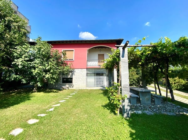 Casa indipendente con giardino e garage 1