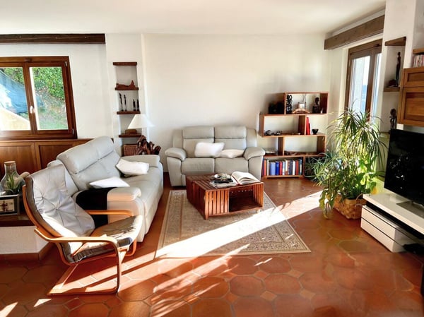Elegante villa con ampio giardino e due appartamenti annessi 4