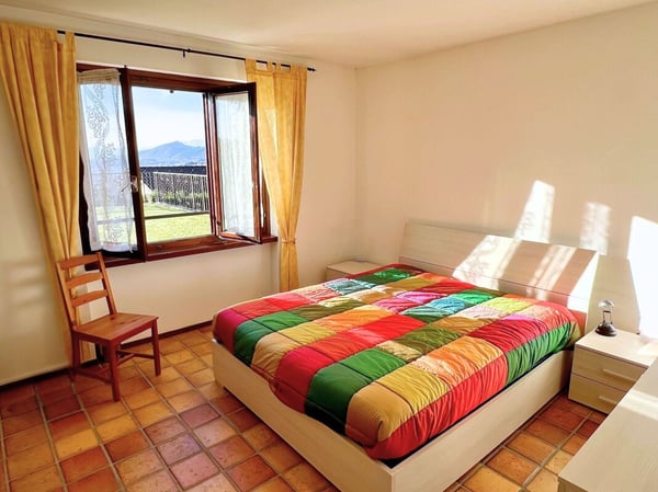 Elegante villa con ampio giardino e due appartamenti annessi 11