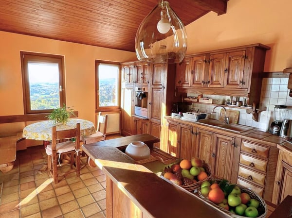 Elegante villa con ampio giardino e due appartamenti annessi 6