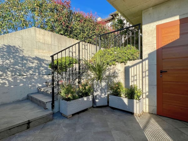 Elegante villa con ampio giardino e due appartamenti annessi 3