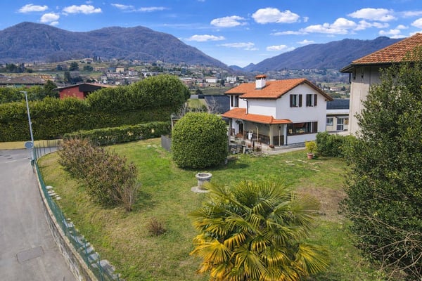 Casa unifamiliare con rustico, ampio giardino e piazzale privato 1