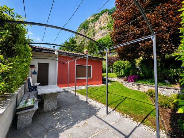 Splendida villa uni-bifamiliare con giardino curato, ottima esposizione e vista aperta 28