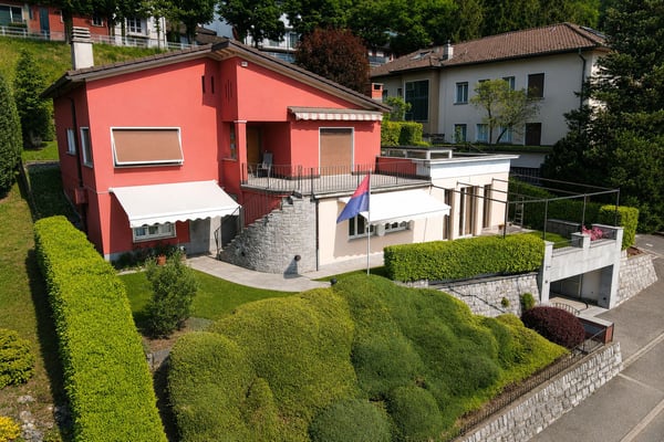 Splendida villa uni-bifamiliare con giardino curato, ottima esposizione e vista aperta 1