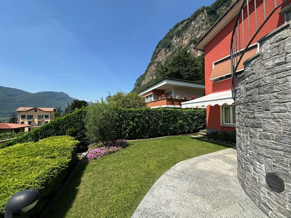 Splendida villa uni-bifamiliare con giardino curato, ottima esposizione e vista aperta 13