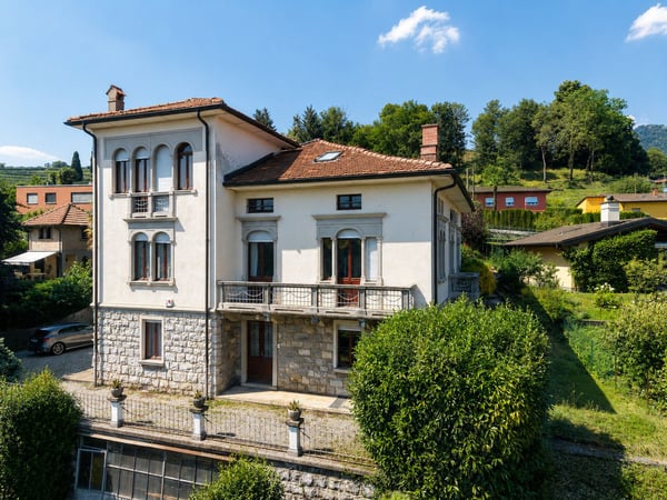 Prestigiosa villa d'epoca in tranquilla e soleggiata zona residenziale