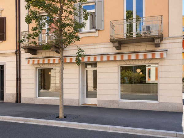 Affittasi locale commerciale con vetrine, ideale come negozio, ufficio o showroom 7
