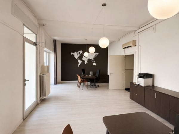 Affittasi locale commerciale con vetrine, ideale come negozio, ufficio o showroom 3