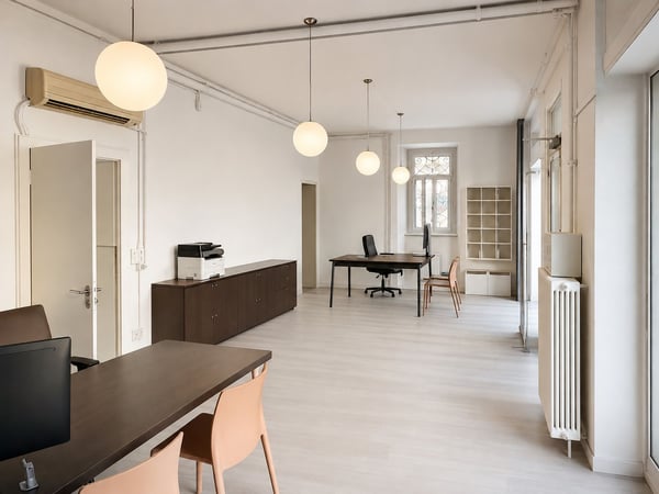 Affittasi locale commerciale con vetrine, ideale come negozio, ufficio o showroom 1
