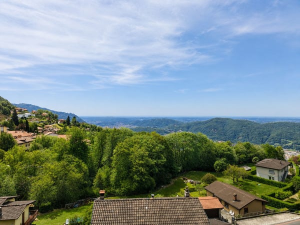 Grande terreno edificabile con costruzione esistente e ulteriori 3 lotti boschivi 7