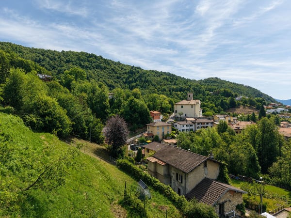 Grande terreno edificabile con costruzione esistente e ulteriori 3 lotti boschivi 5