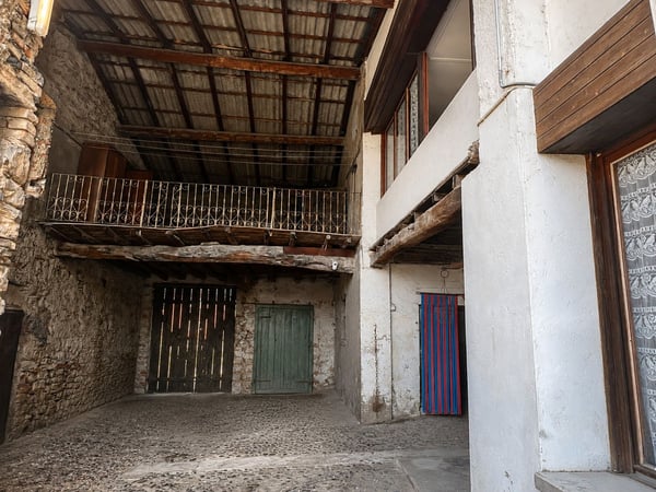 Caratteristica proprietà in zona agricola da risanare composta da 2/3 appartamenti 18