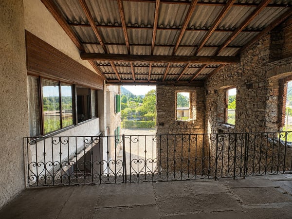 Caratteristica proprietà in zona agricola da risanare composta da 2/3 appartamenti 16