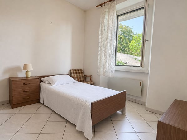Piccola casa bifamiliare da risanare con rustico e giardino 13