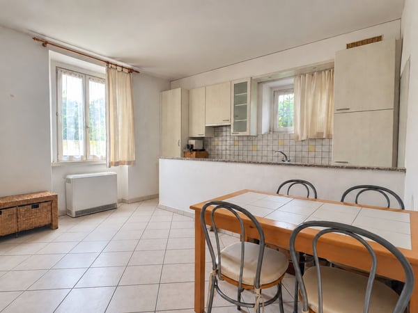 Piccola casa bifamiliare da risanare con rustico e giardino 11