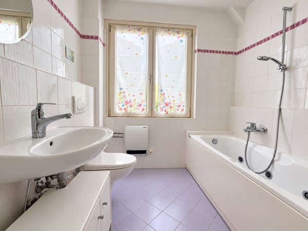 Piccola casa bifamiliare da risanare con rustico e giardino 5