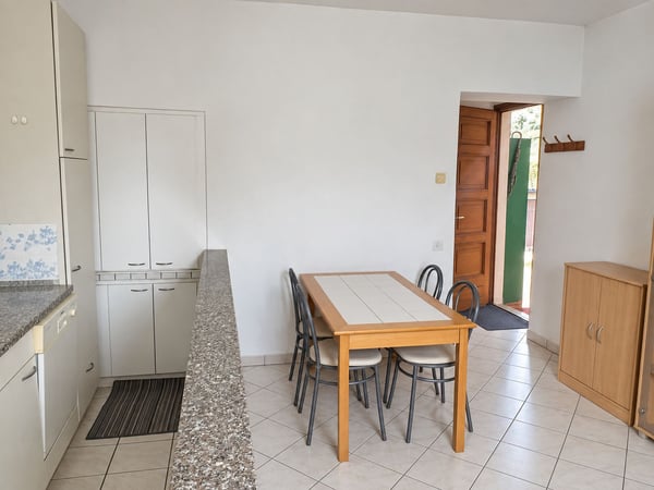 Piccola casa bifamiliare da risanare con rustico e giardino 12