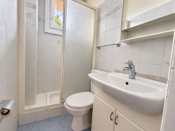 Piccola casa bifamiliare da risanare con rustico e giardino 14