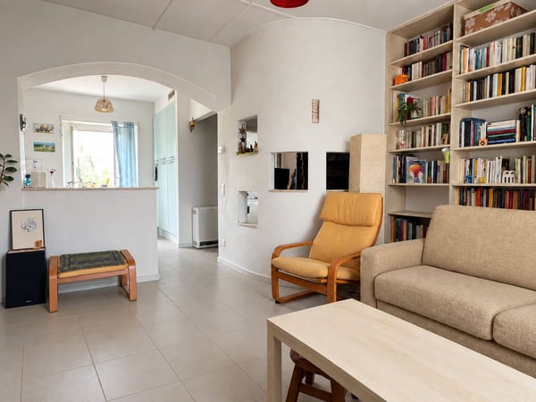 Piccola casa bifamiliare da risanare con rustico e giardino 3