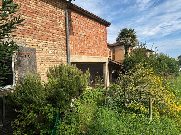 Piccola casa bifamiliare da risanare con rustico e giardino 17