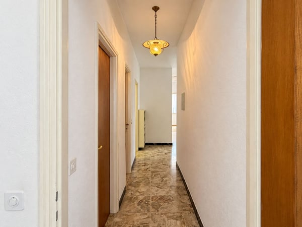 Renovierungsbedürftiges Haus mit zwei separaten Wohnungen und herrlichem Seeblick 12