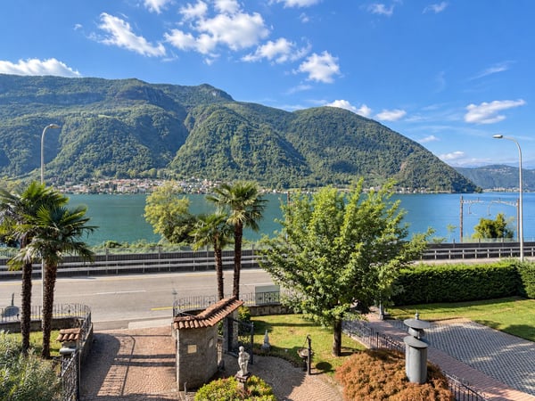Renovierungsbedürftiges Haus mit zwei separaten Wohnungen und herrlichem Seeblick 13