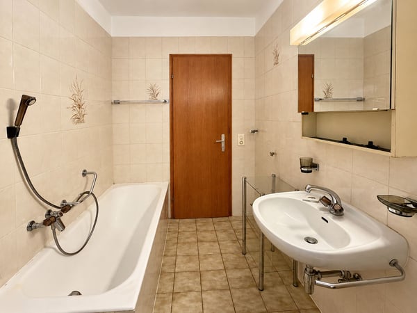 Renovierungsbedürftiges Haus mit zwei separaten Wohnungen und herrlichem Seeblick 19