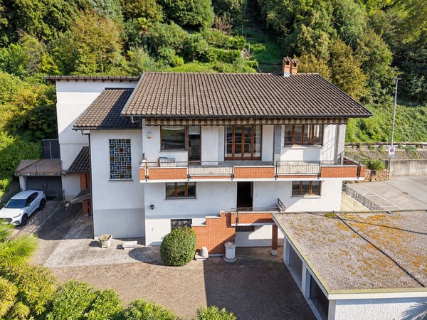 Renovierungsbedürftiges Haus mit zwei separaten Wohnungen und herrlichem Seeblick