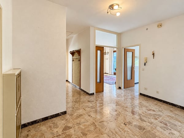 Renovierungsbedürftiges Haus mit zwei separaten Wohnungen und herrlichem Seeblick 11