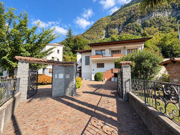 Renovierungsbedürftiges Haus mit zwei separaten Wohnungen und herrlichem Seeblick 2
