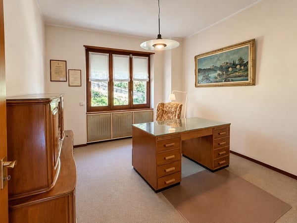 Renovierungsbedürftiges Haus mit zwei separaten Wohnungen und herrlichem Seeblick 8