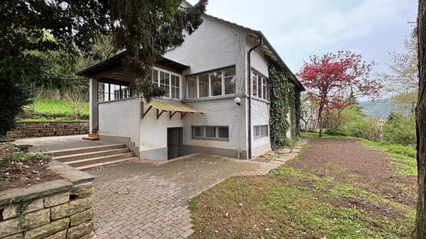 10-Zimmer-Villa mit grossem Garten an sonniger und ruhiger Lage 2